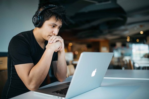 Quelles sont les meilleures méthodes pour apprendre à jouer d'un instrument en ligne ?