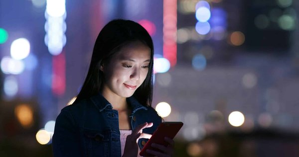 Comment intégrer les SMS et les emails dans une stratégie globale de fidélisation?